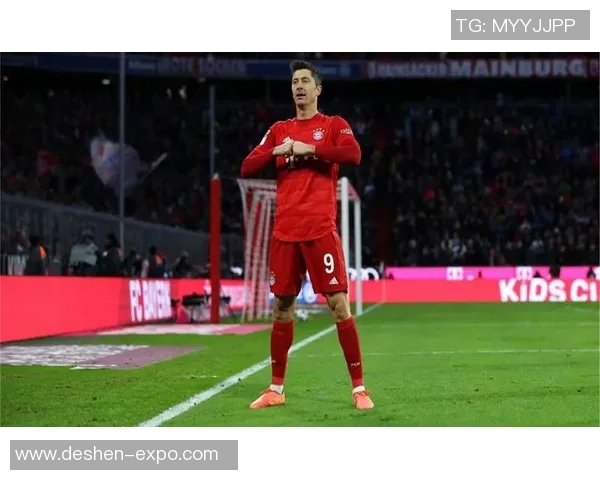 莱万重返安联球场引发拜仁球迷愤怒指责其背叛与忘恩负义 莱万重返安联球场引发拜仁球迷愤怒指责其背叛与忘恩负义